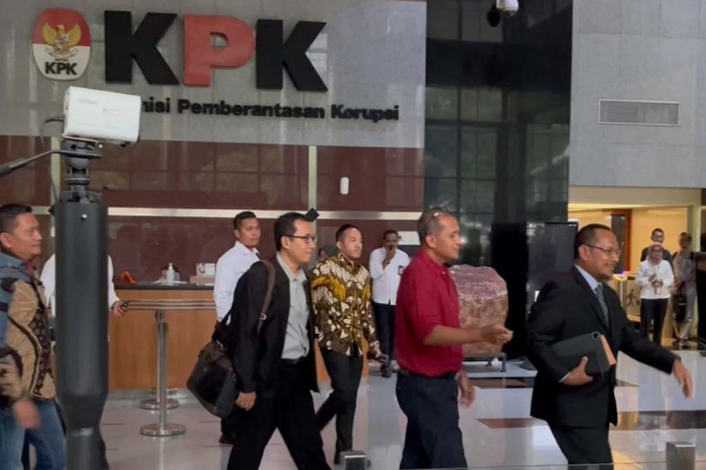 Eddy diperiksa penyidik sekitar enam jam lebih. Dia hanya cengar cengir usai keluar sambil sambil menempelkan kedua telapak tangannya ke arah media.