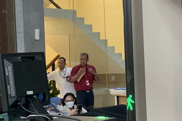 Komisi Pemberantasan Korupsi (KPK) rampung memeriksa Wakil Menteri Hukum dan Hak Asasi Manusia (Wamenkumham) Edward Omar Sharif Hiariej alias Eddy. Dia bungkam usai dimintai keterangan oleh penyidik.