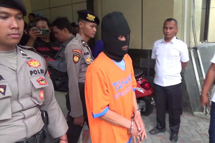 AR, 52, warga Kecamatan Taman Kabupaten Sidoarjo nekat mencabuli anak kandung sendiri, Mawar, yang masih duduk di bangku sekolah 5 SD. Pria paruh baya itu tiga kali berbuat cabul pada korban, diduga karena cerai dan pengaruh narkoba.