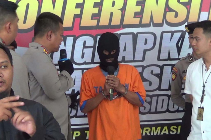 Tidak hanya mencabuli, pelaku juga mengancam korban agar tidak menceritakan yang dialami pada orang lain. Bahkan pelaku juga pernah memukul korban dengan tangan kosong di bagian kepala.