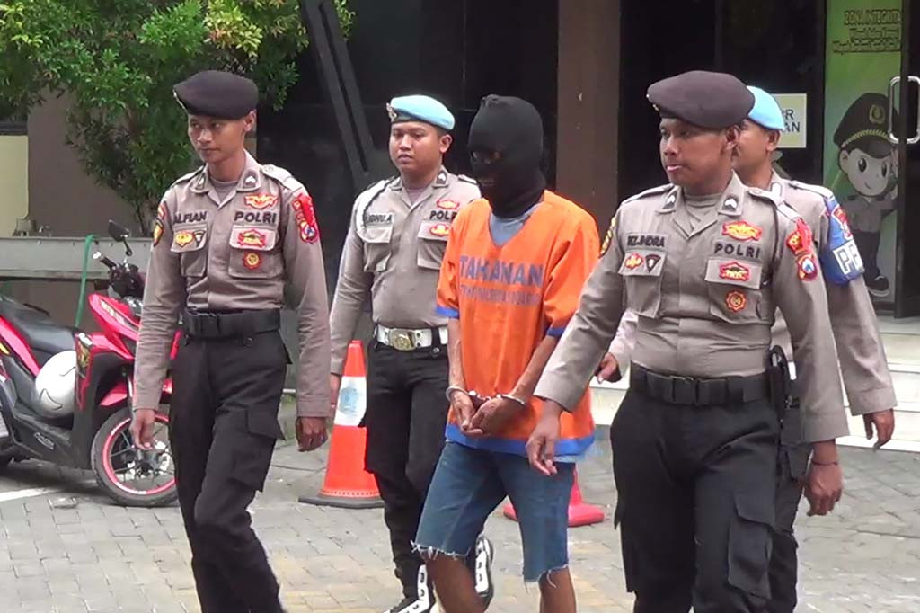 Pelaku perbuatan bejat tersebut sehari-hari bekerja sebagai kuli bangunan. Pelaku tiga kali mencabuli korban, pada 14, 16 dan 19 November 2023 lalu.