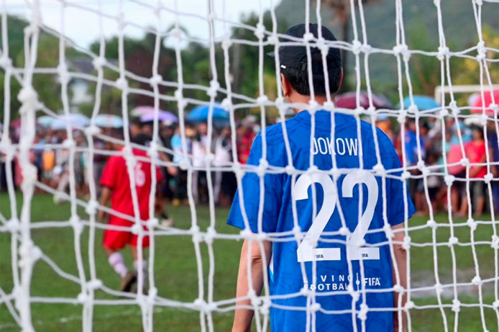 Presiden Joko Widodo (Jokowi) bermain sepak bola bersama warga di sela-sela kunjungan kerja di Kabupaten Manggarat Barat, Nusa Tenggara Timur (NTT), Senin, 4 Desember 2023 sore. Kegiatan itu dilakukan Jokowi di sela-sela kunjungan kerja mengecek persediaan beras dan membagikan bantuan pangan kepada warga setempat.