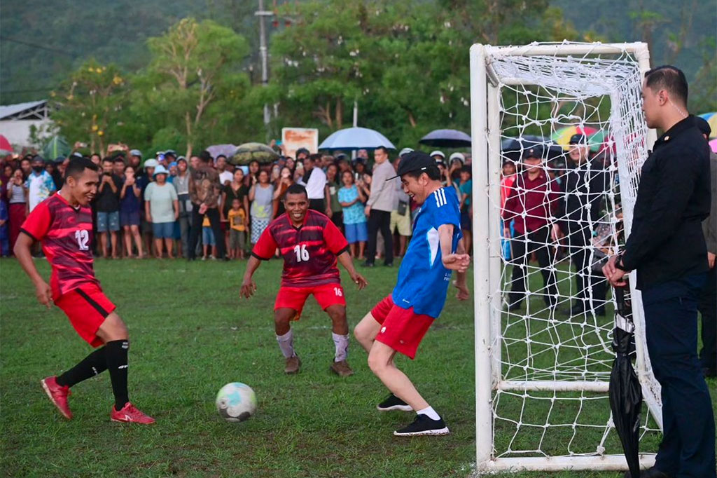 Jokowi yang mengenakan jersey bernomor punggung 22 memilih posisi kiper, pun Menteri Basuki bertindak sebagai kiper pada tim yang berbeda. Pertandingan berlangsung di bawah guyuran hujan.