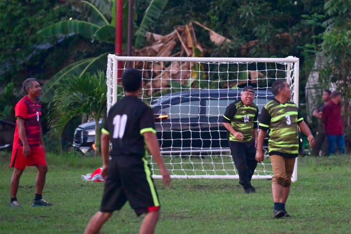 Permainan sepak bola di Lapangan Bola Wae Kesambi, Desa Batu Cermin, Kecamatan Komodo, juga diikuti oleh Menteri PUPR Basuki Hadimuljono, Pj Gubernur Nusa Tenggara Timur Ayodhia Kalake, serta Bupati Manggarai Barat Edistasius Endi.