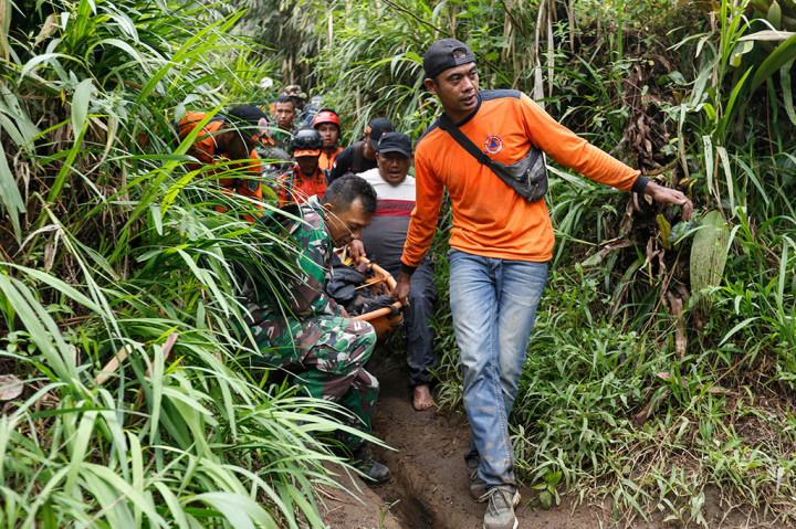 Tim SAR gabungan mengevakuasi korban erupsi Gunung Marapi di Kabupaten Agam, Sumatera Barat, Senin, 4 Desember 2023.