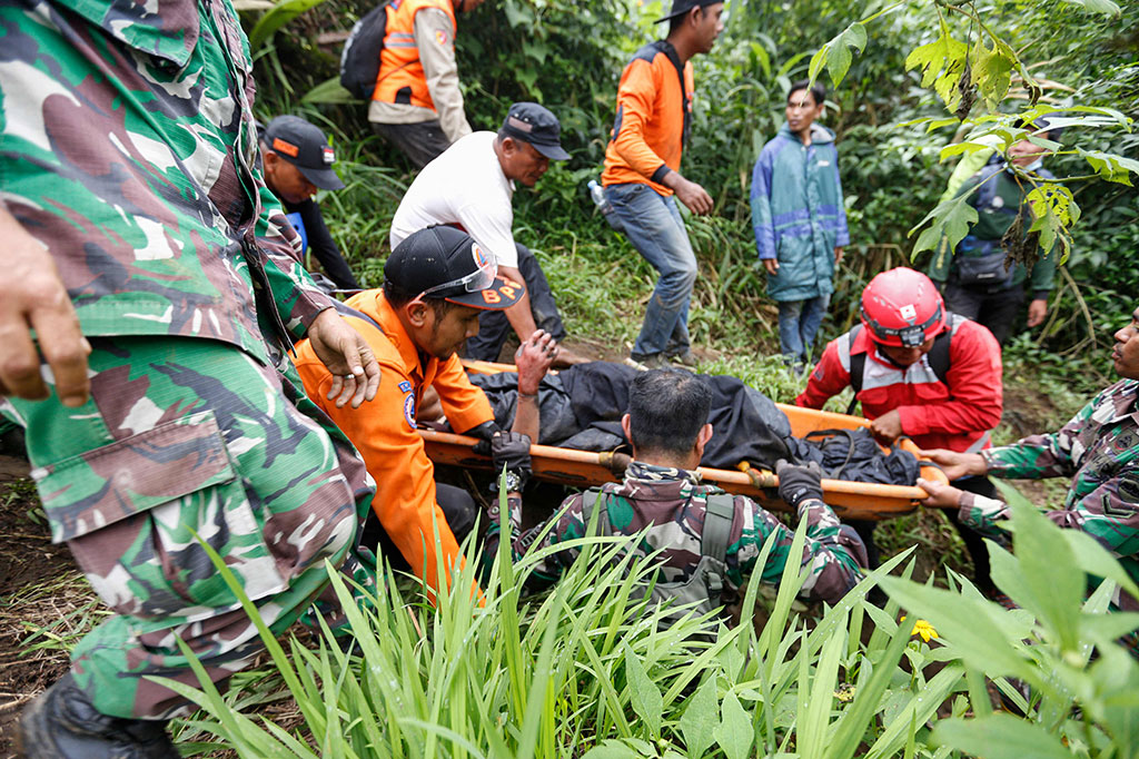 Rumah Sakit Achmad Mochtar (RSAM) Bukittinggi, Sumatera Barat (Sumbar), yang ditunjuk sebagai Posko Antemortem korban erupsi Gunung Marapi telah menerima tujuh orang korban hingga Senin, 4 Desember 2023 malam. Dari tujuh korban yang dievakuasi ke RSAM, tiga di antaranya dalam kondisi meninggal dunia.