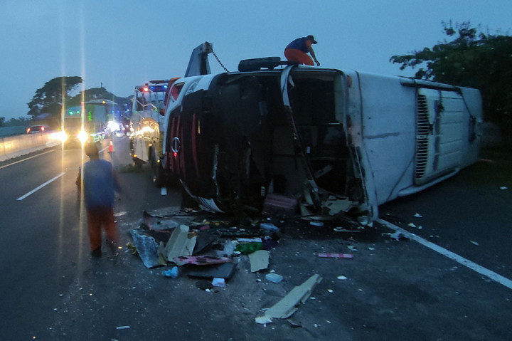 Bus antar kota PO Tentrem terguling di Jalan Tol Surabaya-Gempol Kilometer 761 arah Surabaya menuju Porong, Senin sore, 4 Desember 2023. Bus terguling saat melaju kencang di bahu jalan dan kemudian menabrak dump truk di depannya.