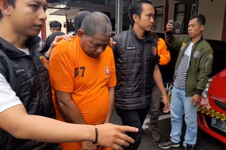 Sepasang suami istri ditetapkan menjadi tersangka penganiayaan anak berkebutuhan khusus di Tasikmalaya, Jawa Barat. Kasus ini terungkap berkat adanya laporan warga yang menemukan adanya kejanggalan pada kematian korban.