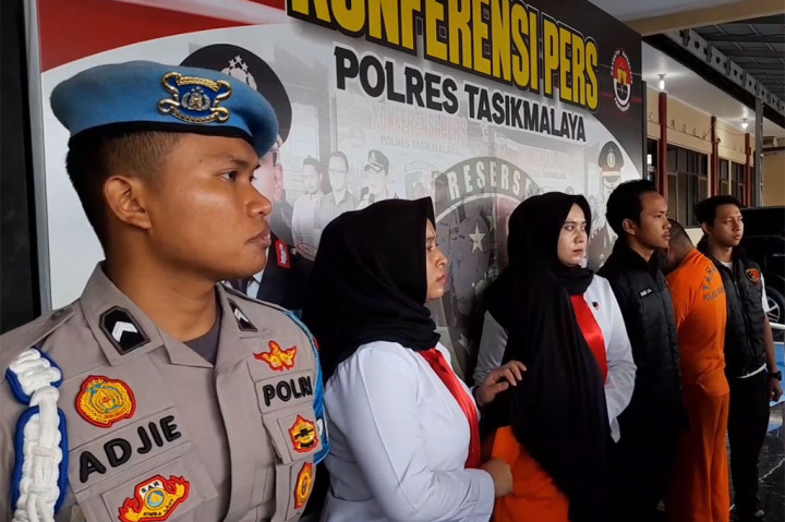 Setelah melalui berbagai proses penyelidikan serta mengamankan berbagai alat bukti, Satreskrim Polres Tasikmalaya akhirnya menetapkan BK dan SM sebagai tersangka. Keduanya adalah orang tua kandung korban yang merupakan anak berkebutuhan khusus.