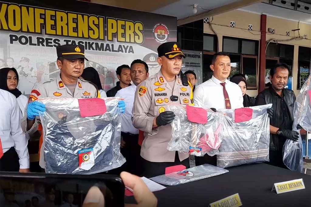 Polisi kemudian melakukan penggeledahan di rumah tersangka dan berhasil mengamankan beberapa barnag bukti berupa sendok, gayung, dan sapu, yang diduga kuat digunakan kedua tersangka untuk menganiaya korban.