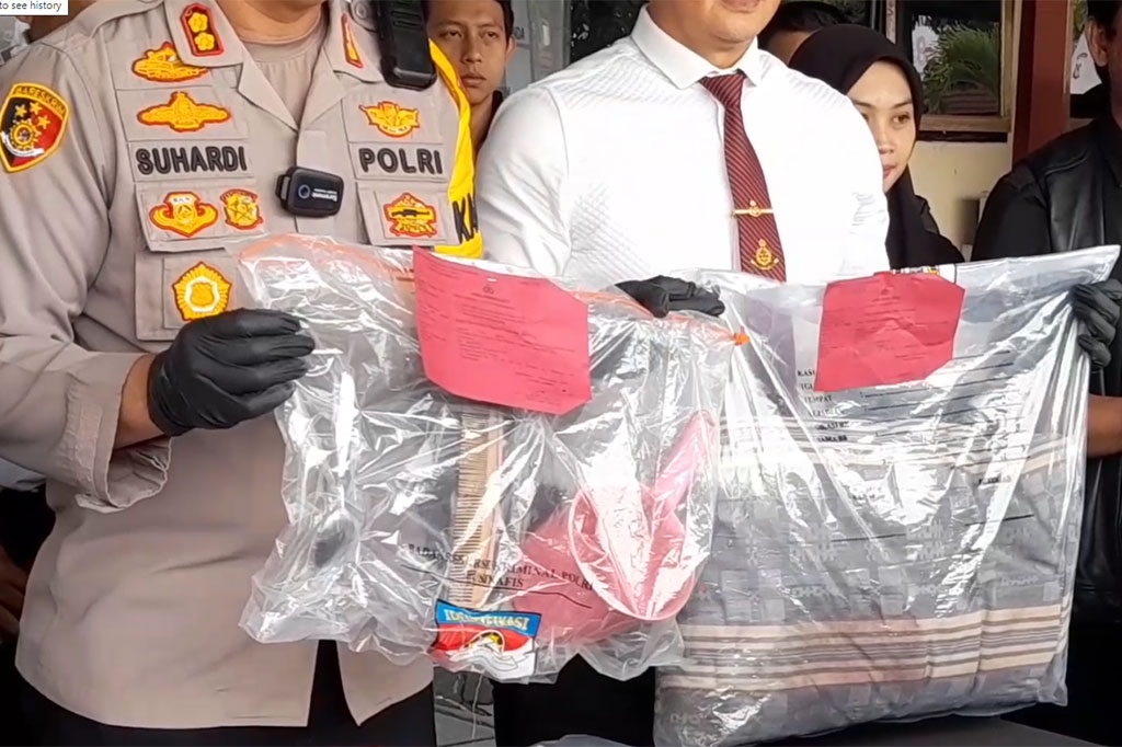 Menurut keterangan tersangka, mereka menganiaya anak kandugnya karena kesal korban sering menangis dan sulit diatur. Selain itu, dari pemeriksaan kedua tersangka, ternyata mereka memiliki karakter pemarah.