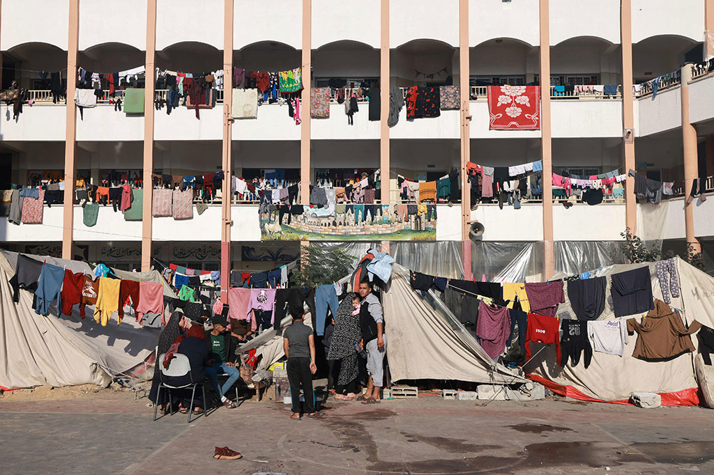 Hampir 1,9 juta orang atau lebih dari 80 persen populasi di Jalur Gaza telah mengungsi sejak 7 Oktober, menurut Badan Bantuan dan Pekerjaan PBB untuk Pengungsi Palestina (UNRWA) pada Senin, 4 Desember 2023, dalam sebuah pernyataan.