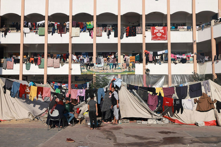 Hampir 1,9 juta orang atau lebih dari 80 persen populasi di Jalur Gaza telah mengungsi sejak 7 Oktober, menurut Badan Bantuan dan Pekerjaan PBB untuk Pengungsi Palestina (UNRWA) pada Senin, 4 Desember 2023, dalam sebuah pernyataan.