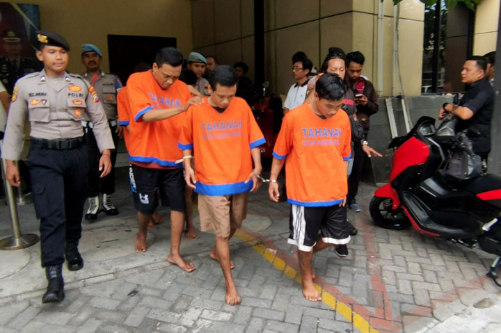 Pelaku pertama adalah RS, 33, warga Kelurahan Lebo, Kecamatan, Sidoarjo Kabupaten Sidoarjo. Pelaku kedua adalah AFR, 26, yang merupakan adik RS. AFR tinggal di Kelurahan Rungkut Kidul, Kecamatan Rungkut, Surabaya. Pelaku ketiga JRC, 22, warga Kelurahan Sawunggaling, Wonokromo, Surabaya. RS, AFR, dan JRC ini kelompok pertama.