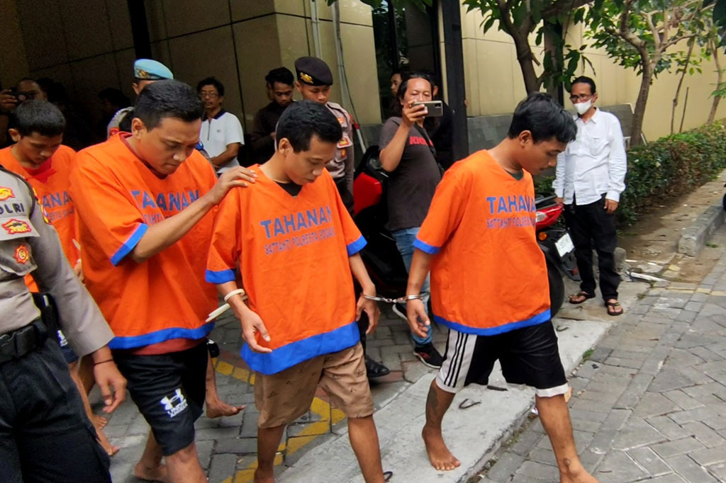 Sementara pelaku keempat OCK, 25, warga Gambirono, Bangsalsari Kabupaten Jember. Pelaku kelima adalah adik OCK, yaitu SBO, 21. Kakak adik ini komplotan kedua. Sementara D dan A masih pengejaran. 