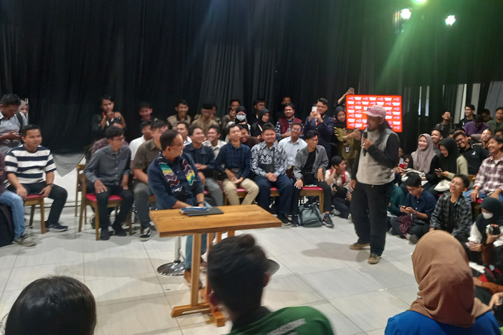 Calon Presiden nomor urut 1, Anies Baswedan melanjutkan safari kampanye ke Kota Banjarmasin, Kalimantan Selatan, Selasa, 5 Desember 2023. Dalam temu milenial Kalsel bertema 'Desak Anies', Anies menyoroti berbagai persoalan dihadapi daerah dan generasi muda Kalsel.