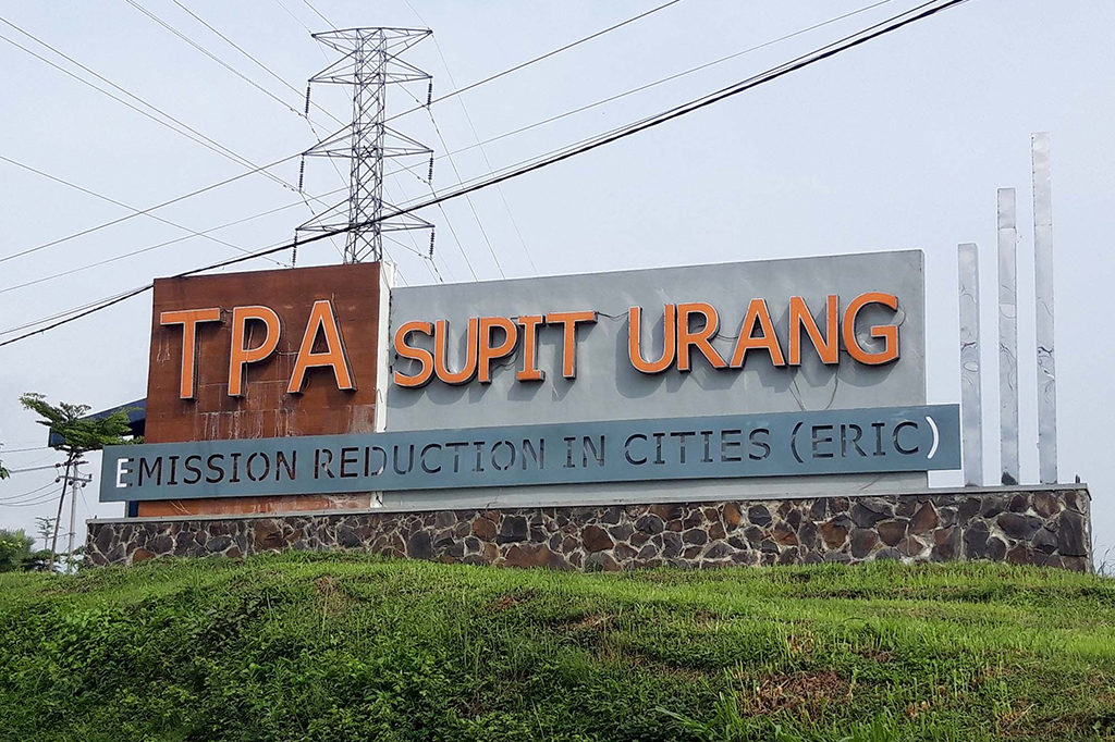 Sampah dari pasar tradisional dan rumah tangga se Kota Malang diolah di tempat ini. Sesuai data Sistem Informasi Pengelolaan Sampah Nasional (SIPSN), timbulan sampah harian tahun 2022 di kota itu sebesar 764,79
ton atau 279.148,37 ton per tahun. Petugas memilah sampah anorganik, hasilnya dihibahkan ke pemulung untuk menambah pendapatan sekaligus mengentaskan kemiskinan. 