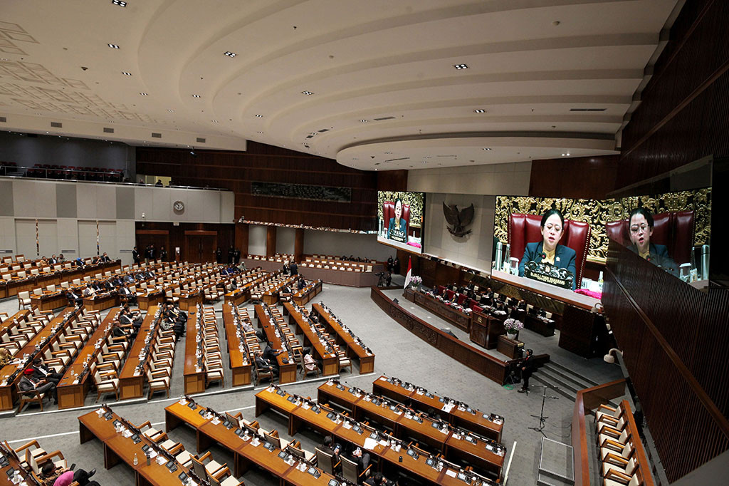 Ketua DPR RI Puan Maharani memimpin rapat paripurna DPR ke-10 dengan agenda pengesahan Rancangan Undang-Undang (RUU) Informasi dan Transaksi Elektronik (ITE) dan Daerah Khusus Jakarta (DKJ).