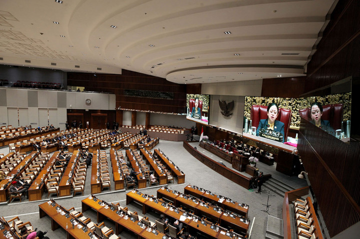 Ketua DPR RI Puan Maharani memimpin rapat paripurna DPR ke-10 dengan agenda pengesahan Rancangan Undang-Undang (RUU) Informasi dan Transaksi Elektronik (ITE) dan Daerah Khusus Jakarta (DKJ).