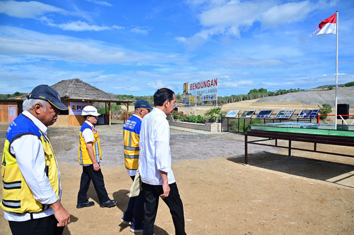 Presiden Joko Widodo meninjau progres pembangunan Bendungan Mbay di Kabupaten Nagekeo, Provinsi Nusa Tenggara Timur (NTT), pada Selasa, 5 Desember 2023. Jokowi menilai bahwa pembangunan bendungan tersebut merupakan salah satu langkah pemerintah dalam rangka mewujudkan kedaulatan pangan nasional.