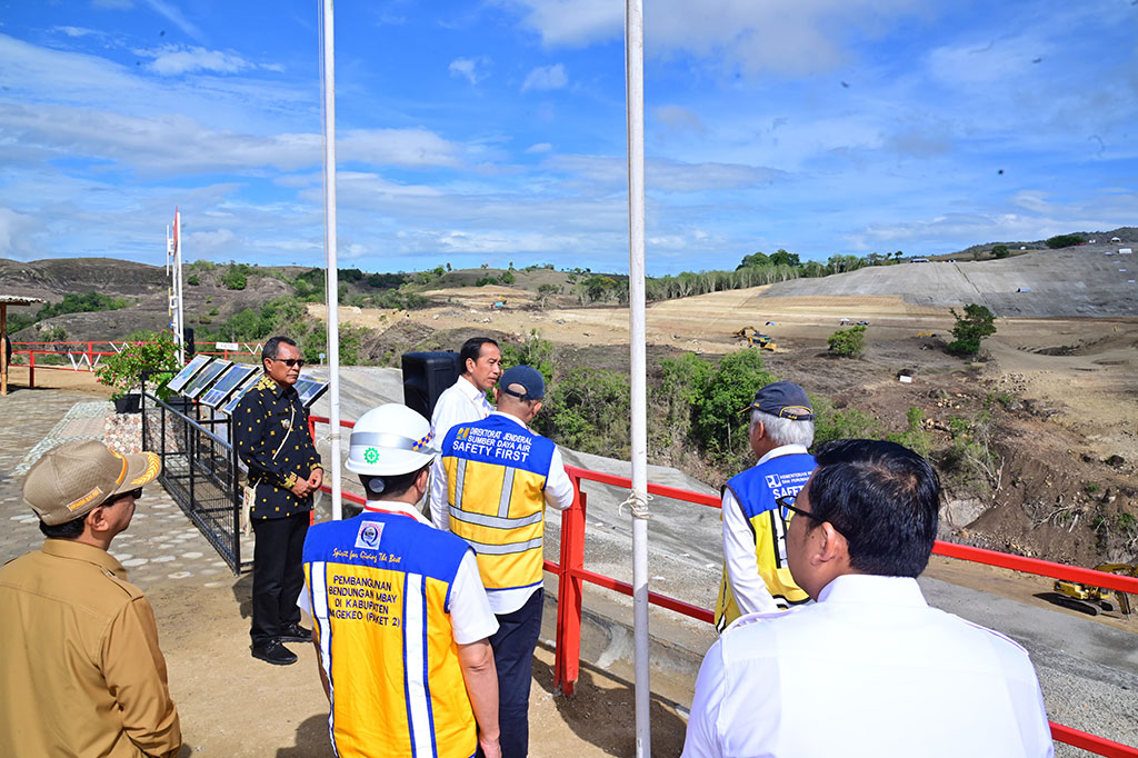 “Bendungan bisa menampung 51 juta meter kubik air, dan nantinya akan mengairi kira-kira 4.200 hektare, plus pengembangannya 1.900 hektare,” sambungnya.