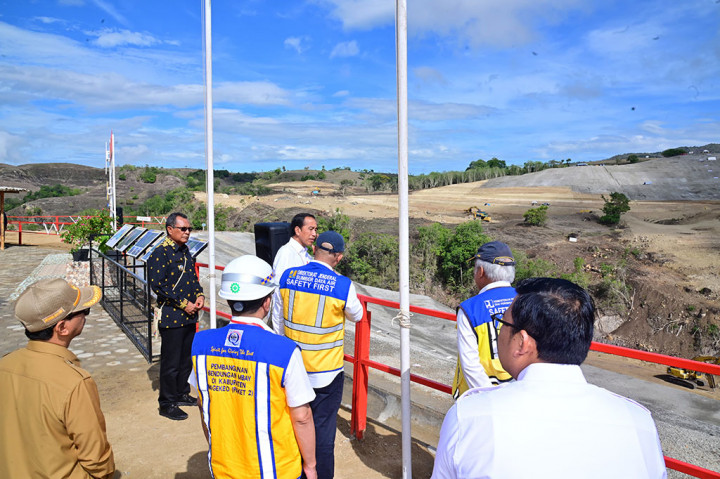 “Bendungan bisa menampung 51 juta meter kubik air, dan nantinya akan mengairi kira-kira 4.200 hektare, plus pengembangannya 1.900 hektare,” sambungnya.