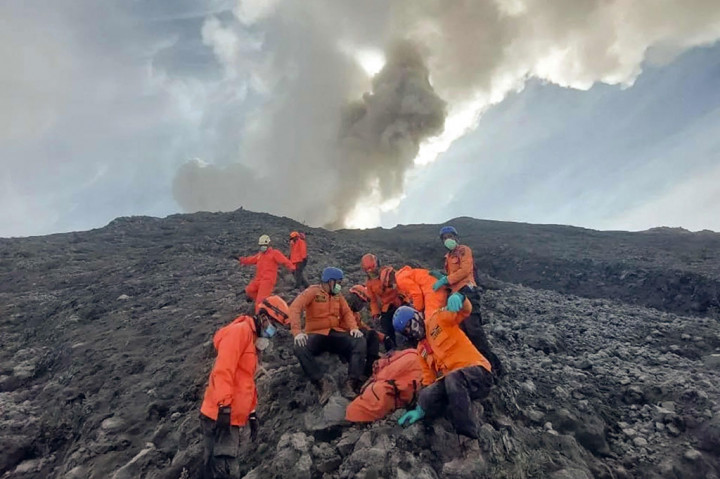 Tim penyelamat sedang mengevakuasi salah satu korban erupsi Gunung Marapi di Sumatera Barat, Selasa, 5 Desember 2023. Ratusan anggota tim penyelamat berpacu dengan waktu, Selasa, 5 Desember 2023, untuk menemukan 10 pendaki yang hilang, pascaletusan Gunung Marapi di Sumatera Barat yang menewaskan 13 orang.