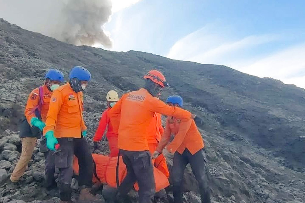 Sementara itu, 13 pendaki tewas ditemukan di dekat kawah Gunung Marapi di pulau Sumatera, dengan petugas penyelamat mengumumkan 11 kematian pada hari yang sama dan dua lainnya pada hari Selasa. Yang lain ditemukan selamat dan dibawa turun gunung dalam upaya penyelamatan yang sulit karena terhambat oleh letusan lebih lanjut dan cuaca buruk.
