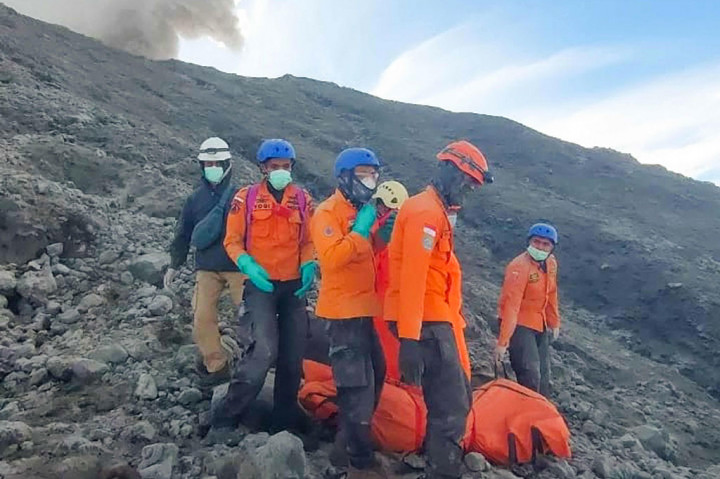 “Jumlah korban meninggal saat ini 13 orang. 10 pendaki yang hilang masih dalam pencarian,” kata Abdul Malik, Kepala Badan Pencarian dan Pertolongan Padang kepada AFP, seraya menambahkan bahwa dua jenazah tambahan pendaki yang tewas ditemukan Senin malam.