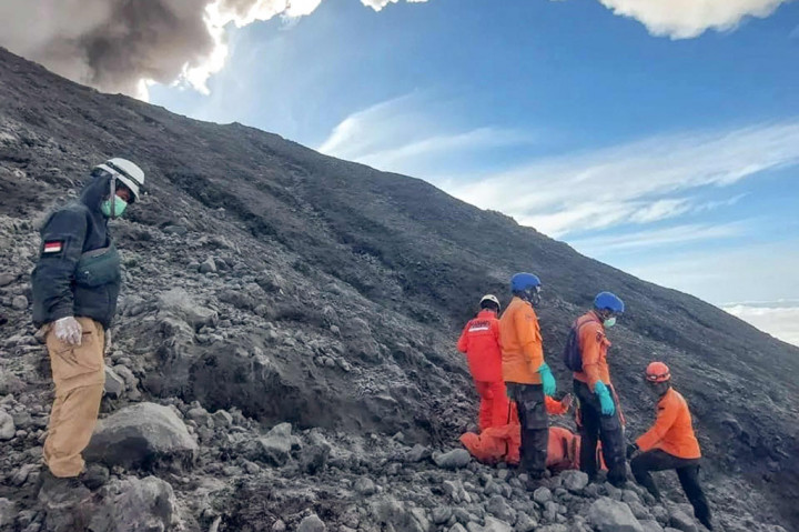 Ia menjelaskan, data korban anak Riau erupsi Gunung Marapi Sumbar yaitu Muhammad Adan, laki-laki (meninggal) dan telah dibawa pulang keluarga ke Pekanbaru. Kemudian Nazatra Atzin Mufadhal, 22, laki-laki (meninggal) dan telah dibawa pulang keluarga ke pekanbaru.