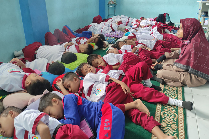 Itulah suasana yang terlihat di kelas 1 dan 2 sekolah tersebut. Mereka tidur beralaskan karpet dengan bantal yang masing-masing mereka bawa dari rumah.