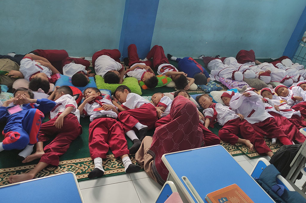 Lucunya ada suara anak yang mendengkur. Dengkuran itu bersumber dari salah satu siswa bertubuh tambun. Sementara sejumlah siswa putri terlihat belum bisa tidur. Hanya mata yang terpejam, namun pikirannya ke mana-mana. Guru yang mendampingi terdengar menegur agar segera tidur.