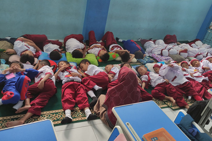 Lucunya ada suara anak yang mendengkur. Dengkuran itu bersumber dari salah satu siswa bertubuh tambun. Sementara sejumlah siswa putri terlihat belum bisa tidur. Hanya mata yang terpejam, namun pikirannya ke mana-mana. Guru yang mendampingi terdengar menegur agar segera tidur.