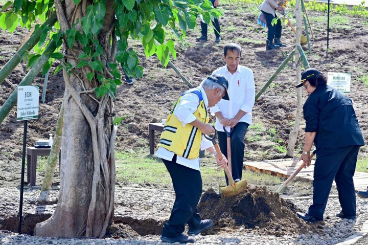 Presiden Joko Widodo melaksanakan penanaman pohon bersama masyarakat dan pelajar di Embung Anak Munting, Kabupaten Manggarai Barat, Provinsi Nusa Tenggara Timur (NTT), pada Selasa, 5 Desember 2023 sore.