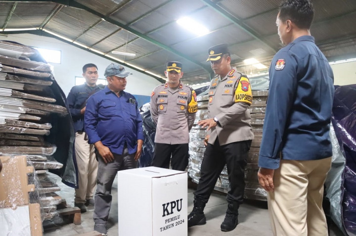 Kusumo datang memeriksa segala persiapan dan keamanan gudang logistik Pemilu 2024. Pengecekan mulai dari faktor keamanan, bebas banjir, kondisi ruang penyimpanan, bilik suara, segel kabel ties, tanda pengenal petugas, CCTV dan peralatan lainnya yang akan digunakan dalam Pemilu 2024 nanti.