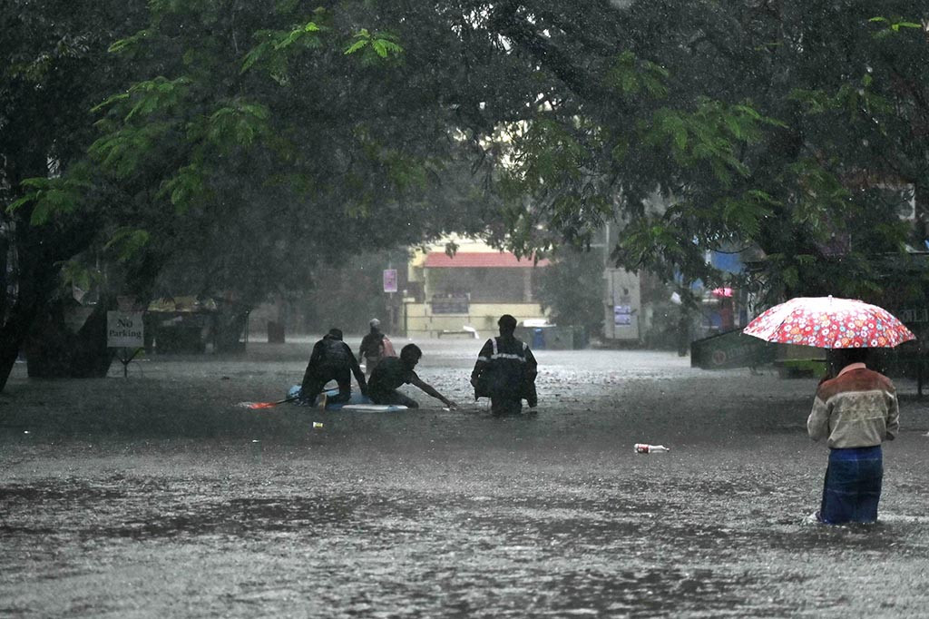 Air setinggi dada membanjiri jalan-jalan Kota Chennai di selatan India, Selasa, 5 Desember 2023 dan menyebabkan delapan orang tewas, dalam banjir besar ketika Topan Michaung diperkirakan akan menghantam pantai tenggara.