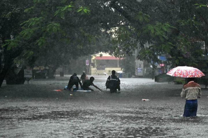 Air setinggi dada membanjiri jalan-jalan Kota Chennai di selatan India, Selasa, 5 Desember 2023 dan menyebabkan delapan orang tewas, dalam banjir besar ketika Topan Michaung diperkirakan akan menghantam pantai tenggara.