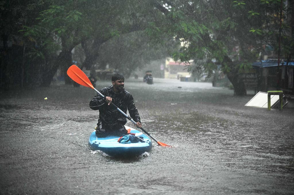 Topan tersebut diperkirakan akan melanda pantai negara bagian Andhra Pradesh pada Selasa malam sebagai 'badai siklon yang parah', membawa angin dengan kecepatan hingga 100 kilometer (62 mil) per jam, kata Departemen Meteorologi India (IMD).