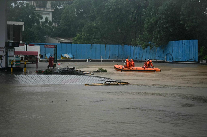 Di beberapa bagian kota yang dilanda banjir, masyarakat menggunakan perahu untuk keluar dari lingkungan mereka yang terendam banjir menuju tempat perlindungan bantuan pemerintah yang aman.