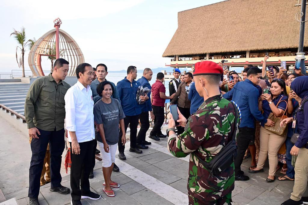 Masyarakat Kota Kupang yang saat itu sedang memenuhi Kawasan Pantai Kelapa Lima pun sontak bergerak mendekati Presiden Jokowi.