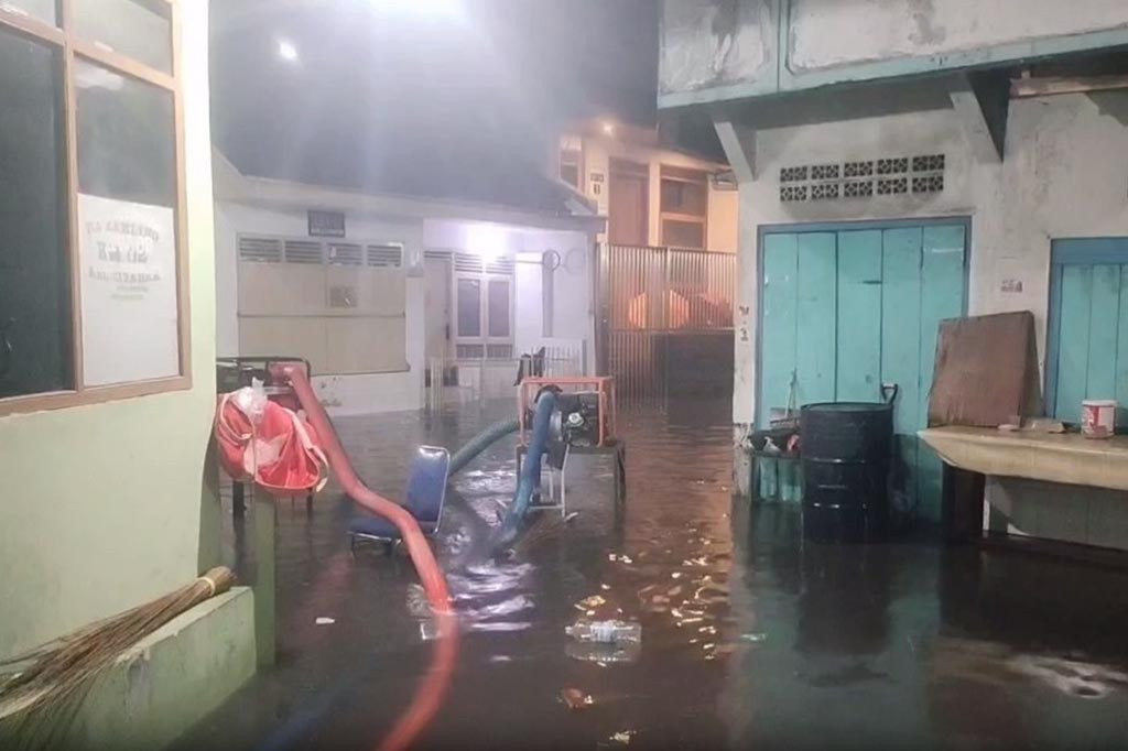 Tak hanya menggenangi jalanan, Banjir juga merendam rumah warga di kawasan Pagarsih kota Bandung.