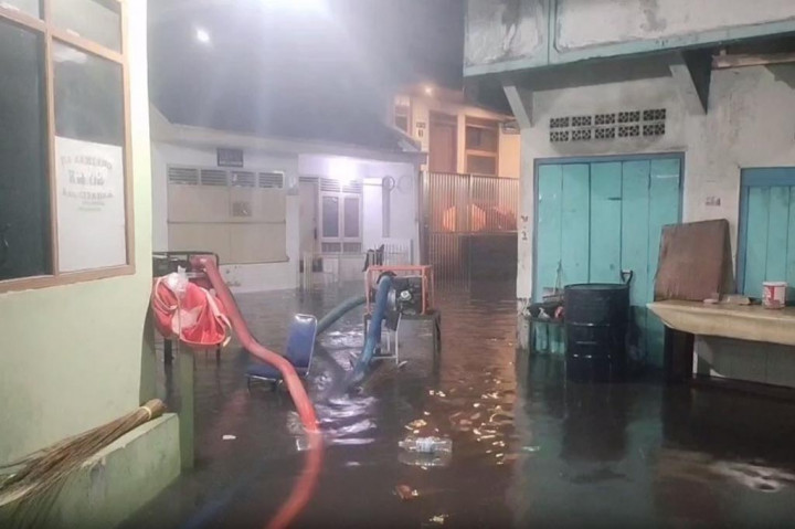 Tak hanya menggenangi jalanan, Banjir juga merendam rumah warga di kawasan Pagarsih kota Bandung.