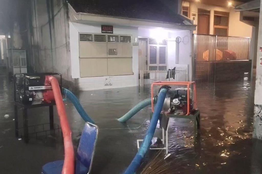 Ketinggian banjir dipemukiman warga berkisar antar 70 centimeter, bahkan sebagian telah masuk ke dalam rumah. Aktivitas wargapun terganggu, karena akses jalan menuju pemukiman terendam banjir.