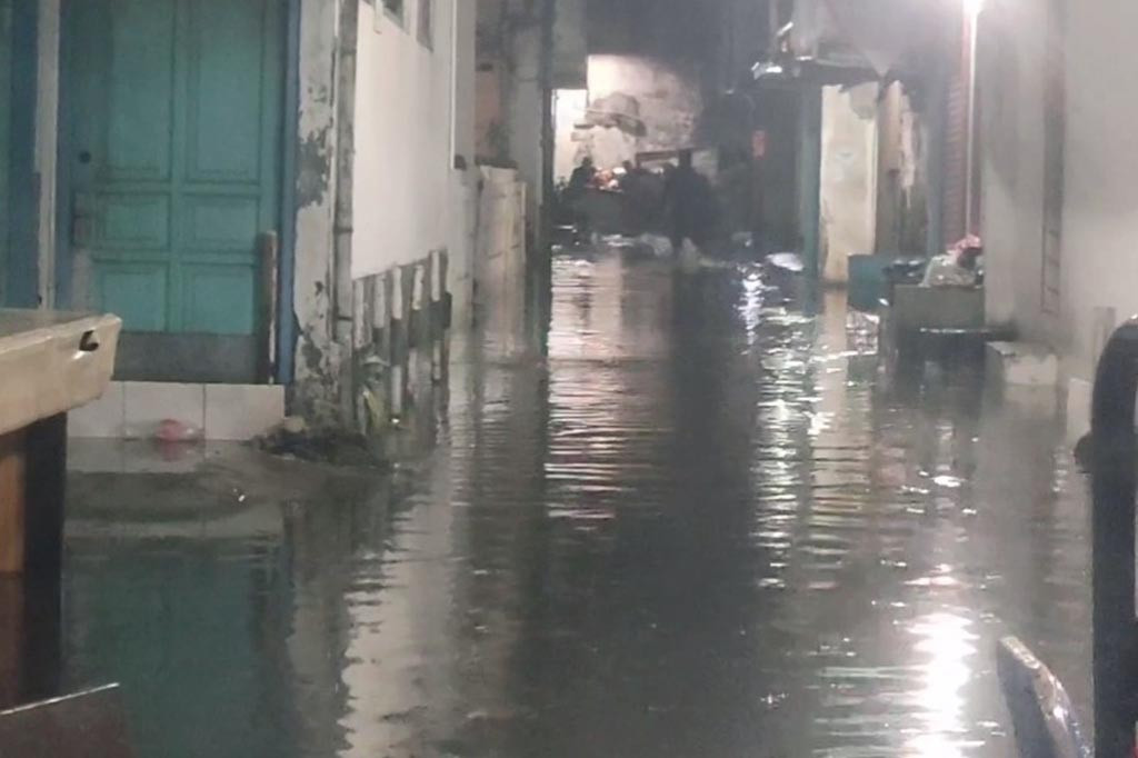 Hujan deras yang mengguyur kota Bandung selama dua jam lebih, menyebabkan sejumlah ruas jalan dan pemukiman warga di kota Bandung, Jawa barat, terendam banjir, Selasa 5 Desember 2023. Ketinggian banjir mulai dari 50 centimeter hingga 70 centimeter.