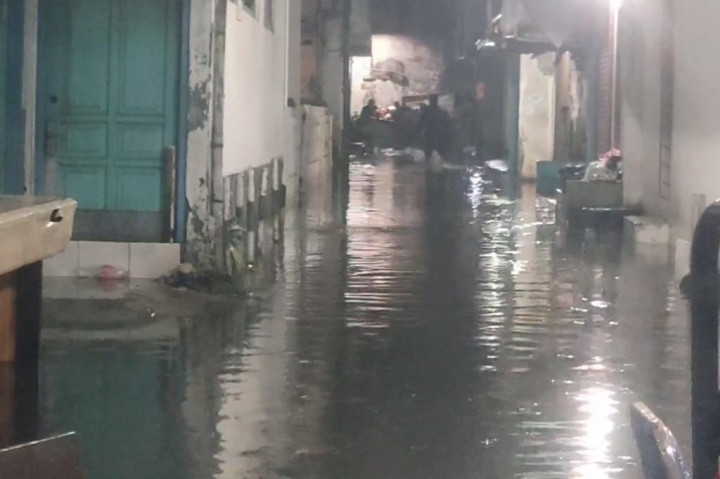 Hujan deras yang mengguyur kota Bandung selama dua jam lebih, menyebabkan sejumlah ruas jalan dan pemukiman warga di kota Bandung, Jawa barat, terendam banjir, Selasa 5 Desember 2023. Ketinggian banjir mulai dari 50 centimeter hingga 70 centimeter.