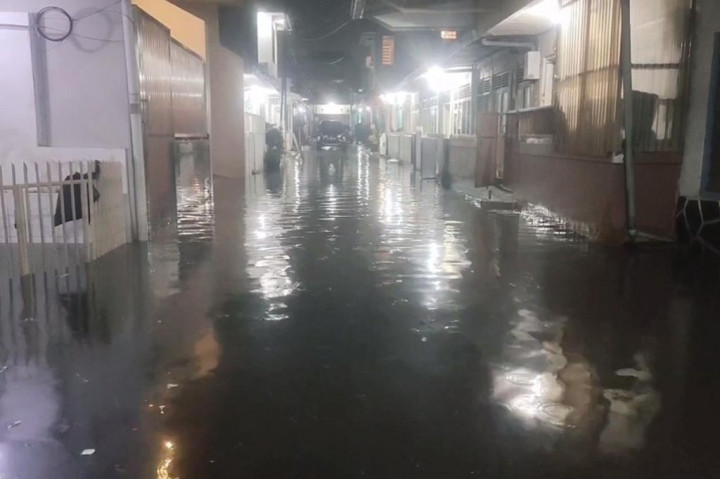 Ruas jalan tersebut terendam banjir dengan ketinggian lebih dari 50 centimeter. Akibatnya arus lalu lintas kendaraan tersendat dan banyak kendaraan yang mogok bahkan terseret banjir.
