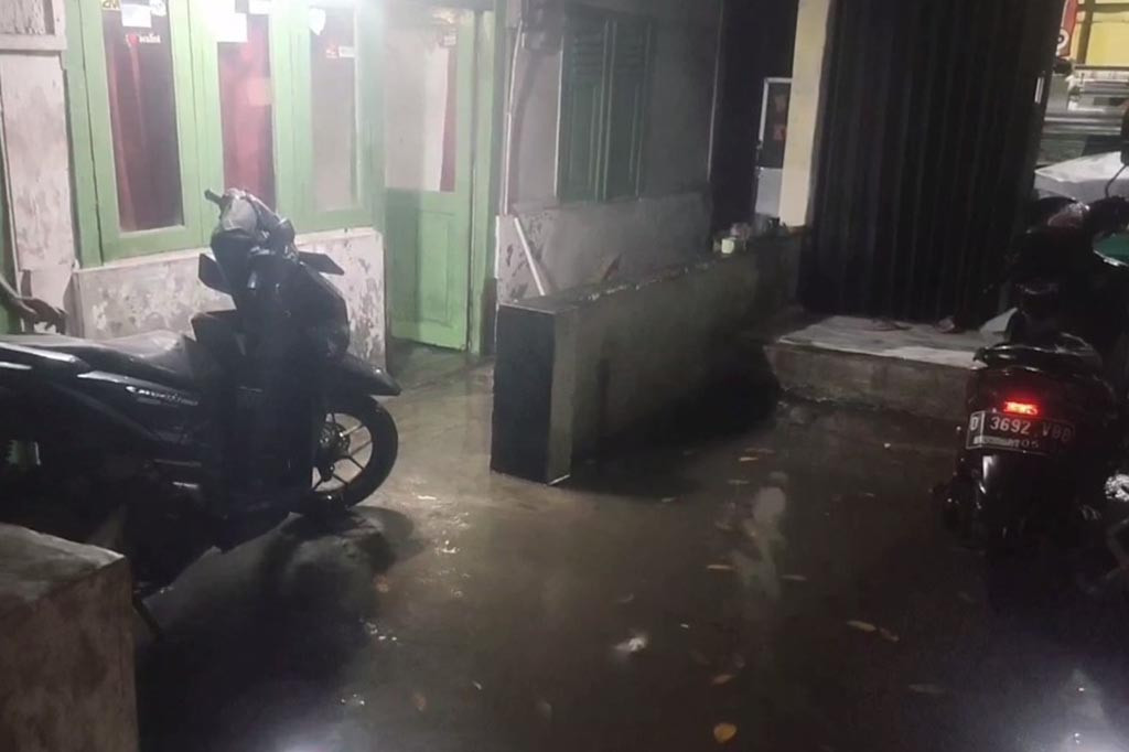 Sejumlah ruas jalan di kota Bandung yang terendam banjir, yakni kawasan Jalan Pagarsih, Cibaduyut serta Jalan Mohamad Toha.