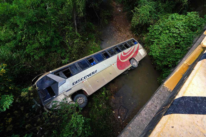 Sebuah bus di Honduras tergelincir dari jalan raya dan terjun ke jurang,  Selasa, 5 Desember 2023, menewaskan sedikitnya 13 orang dan melukai puluhan lainnya.
