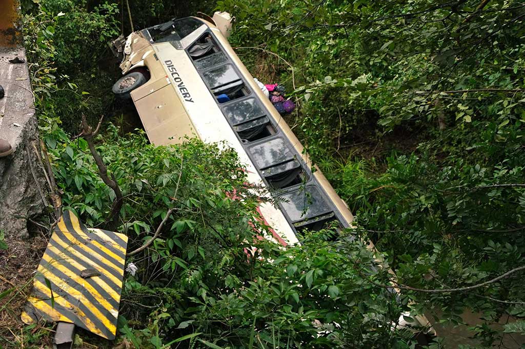 Menurut pejabat polisi, bus yang membawa hampir 60 orang tersebut, menabrak jembatan sebelum terjun ke sungai di dasar jurang sekitar 41 kilometer (25 mil) dari Tegucigalpa.