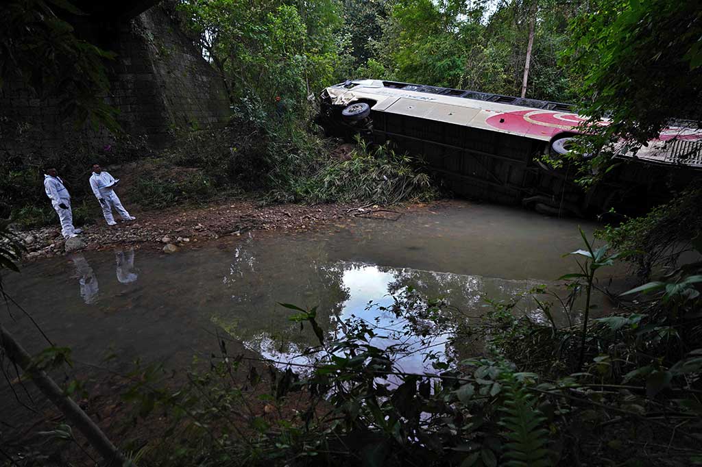 “Sekarang ada 13 orang tewas – 10 orang tewas di tempat kejadian dan tiga lainnya di rumah sakit di Tegucigalpa,” kata petugas pemadam kebakaran Letnan Cristian Sevilla.